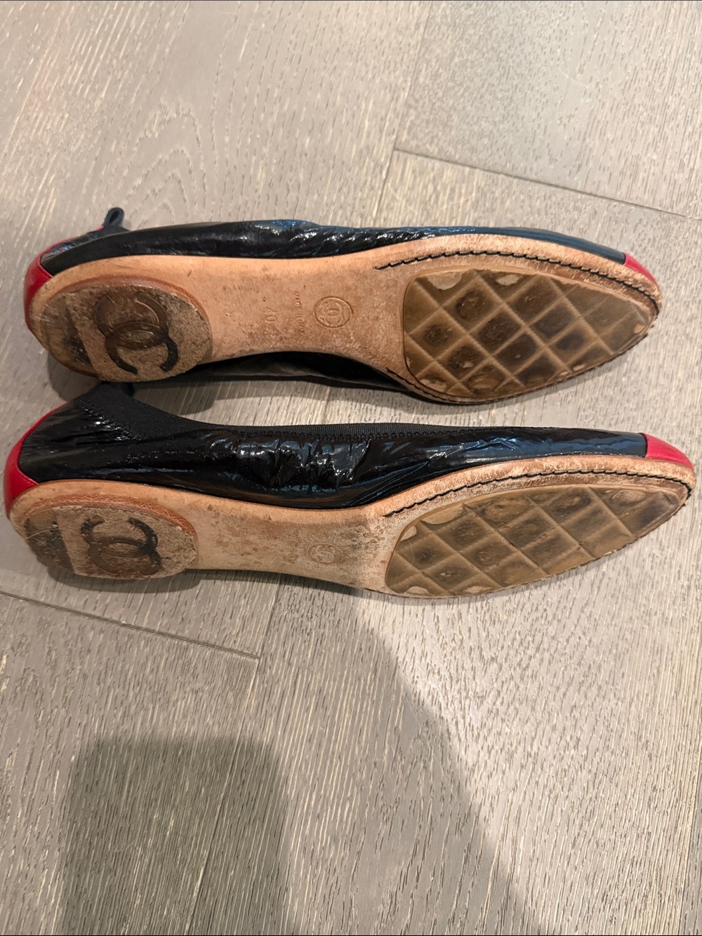 CHANEL Black & Red Cap-Toe Ballet Flats - Picture 4 of 4